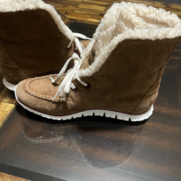 Cole Haan Womens Zerogrand Suede Waterproof Shearling Chukka Boots. Size 7 - Picture 6 of 16